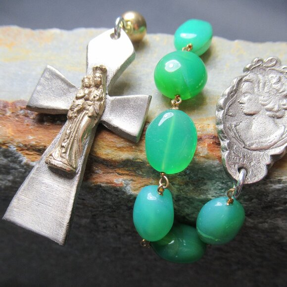 Madonna and Child Pocket Rosary, Chrysoprase and Bronze - Picture 2 of 6